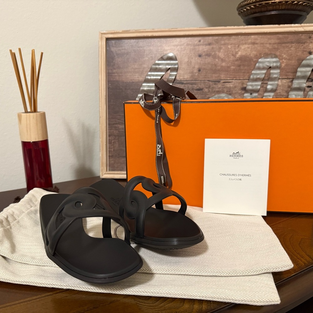 Brands New - HERMES Aloha sandals - size 36